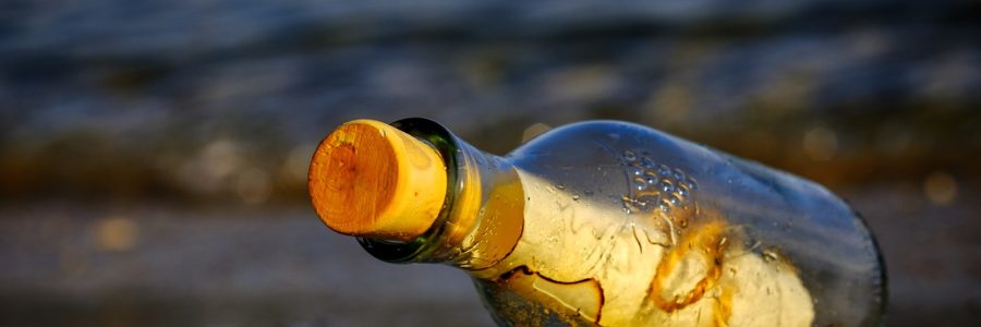 Eine Flaschenpost, einsam am Strand